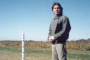 Enzo De Bernardini junto al segundo cohete :: Sur Astronmico